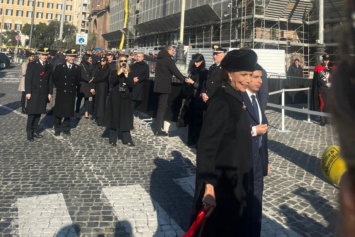 L’ultimo saluto a Valentino a Roma, il feretro lascia la chiesa tra gli applausi. Il parroco Guerini: “È stato portatore di bellezza” L’ultimo saluto a Valentino a Roma, il feretro lascia la chiesa tra gli applausi. Il parroco Guerini: “È stato portatore di bellezza”