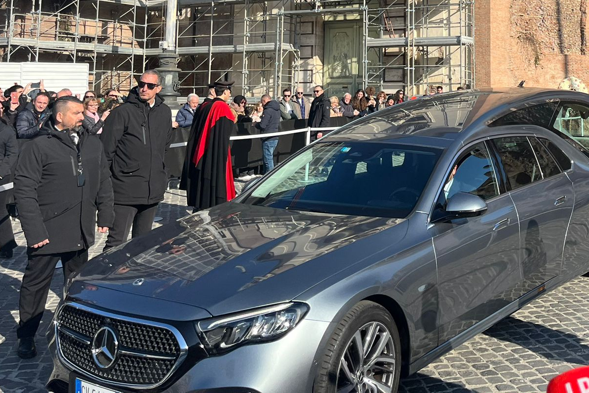 L’ultimo saluto a Valentino a Roma, il feretro lascia la chiesa tra gli applausi. Il parroco Guerini: “È stato portatore di bellezza” L’ultimo saluto a Valentino a Roma, il feretro lascia la chiesa tra gli applausi. Il parroco Guerini: “È stato portatore di bellezza”
