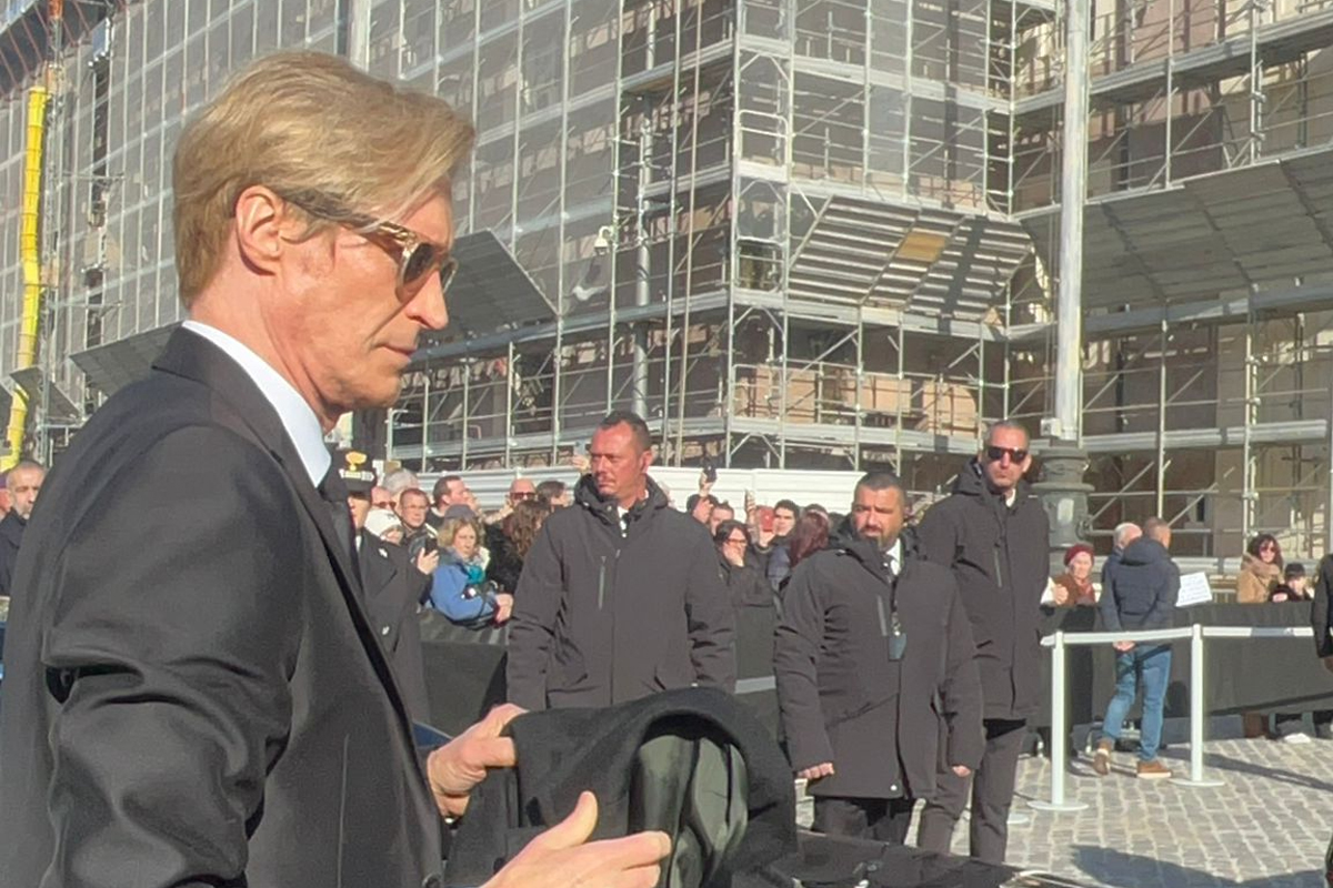 L’ultimo saluto a Valentino a Roma, il feretro lascia la chiesa tra gli applausi. Il parroco Guerini: “È stato portatore di bellezza” L’ultimo saluto a Valentino a Roma, il feretro lascia la chiesa tra gli applausi. Il parroco Guerini: “È stato portatore di bellezza”