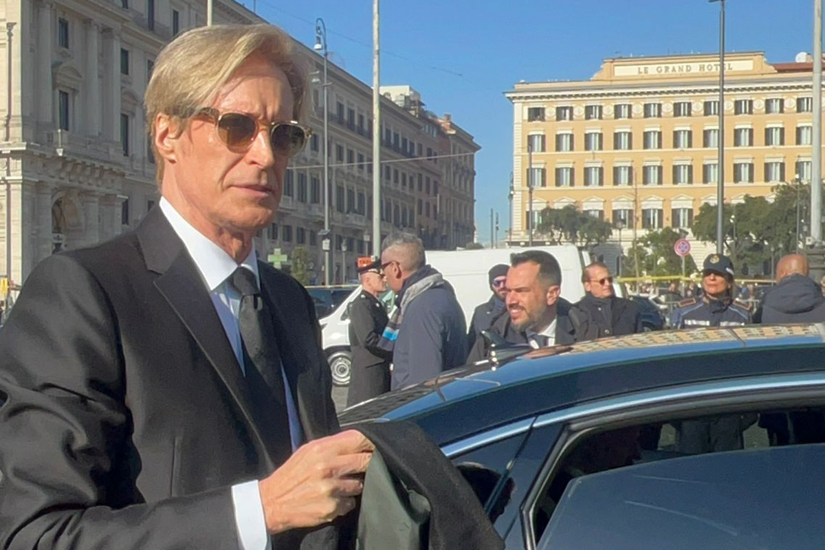 L’ultimo saluto a Valentino a Roma, il feretro lascia la chiesa tra gli applausi. Il parroco Guerini: “È stato portatore di bellezza” L’ultimo saluto a Valentino a Roma, il feretro lascia la chiesa tra gli applausi. Il parroco Guerini: “È stato portatore di bellezza”