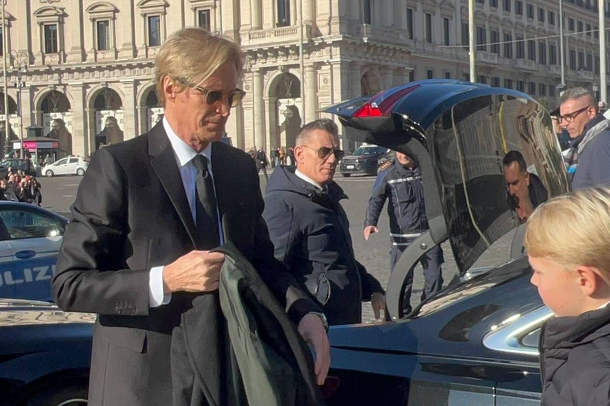 L’ultimo saluto a Valentino a Roma, il feretro lascia la chiesa tra gli applausi. Il parroco Guerini: “È stato portatore di bellezza” L’ultimo saluto a Valentino a Roma, il feretro lascia la chiesa tra gli applausi. Il parroco Guerini: “È stato portatore di bellezza”