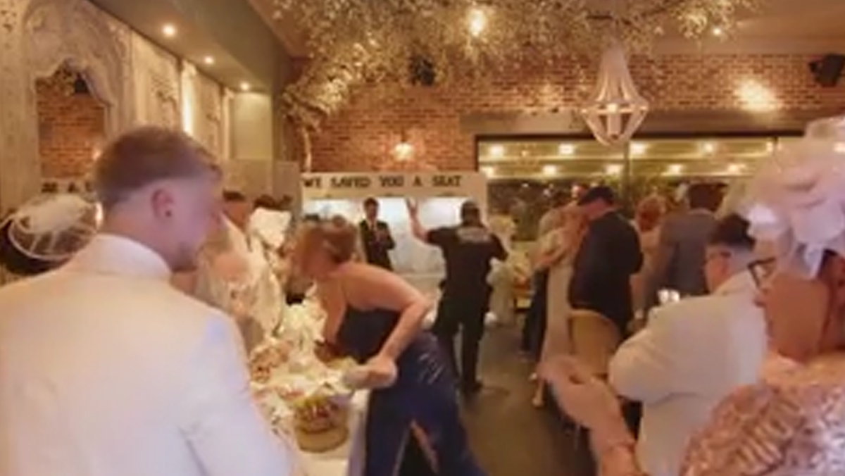 La polizia irrompe al matrimonio e porta via il padre della sposa: panico in sala, poi la sorpresa La polizia irrompe al matrimonio e porta via il padre della sposa: panico in sala, poi la sorpresa