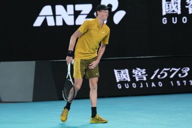 Australian Open, Sinner batte Spizzirri e i crampi. Musetti e Darderi volano agli ottavi – Djokovic si scusa per aver quasi colpito un raccattapalle nella ‘foga del momento’