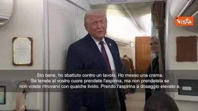 Trump spiega livido sulla sua mano: L’ho sbattuta contro un tavolo. Ematoma colpa dell’aspirina SOTT