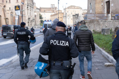 Scontri in A1 tra ultras del Napoli e della Lazio: 80 tifosi bloccati al casello. Sequestrate mazze e coltelli
