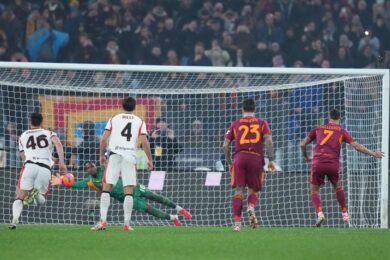 Roma-Milan, rigore giusto per il braccio di Bartesaghi? La sentenza della moviola – Maignan: “Deve tagliarselo?”