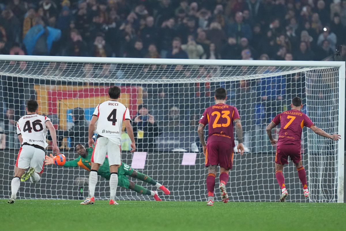 Roma-Milan, rigore giusto per il braccio di Bartesaghi? La sentenza della moviola – Maignan: “Deve tagliarselo?” Roma-Milan, rigore giusto per il braccio di Bartesaghi? La sentenza della moviola – Maignan: “Deve tagliarselo?”