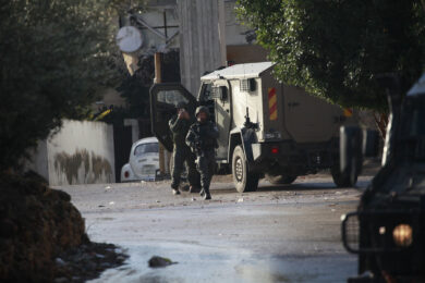 Cisgiordania, carabinieri italiani minacciati da un colono israeliano armato. Tensione alle stelle, Tajani convoca l’ambasciatore israeliano