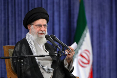 Iran-Usa, soffiano venti di guerra. Khamenei nascosto in un bunker a Teheran: il Paese teme un attacco americano
