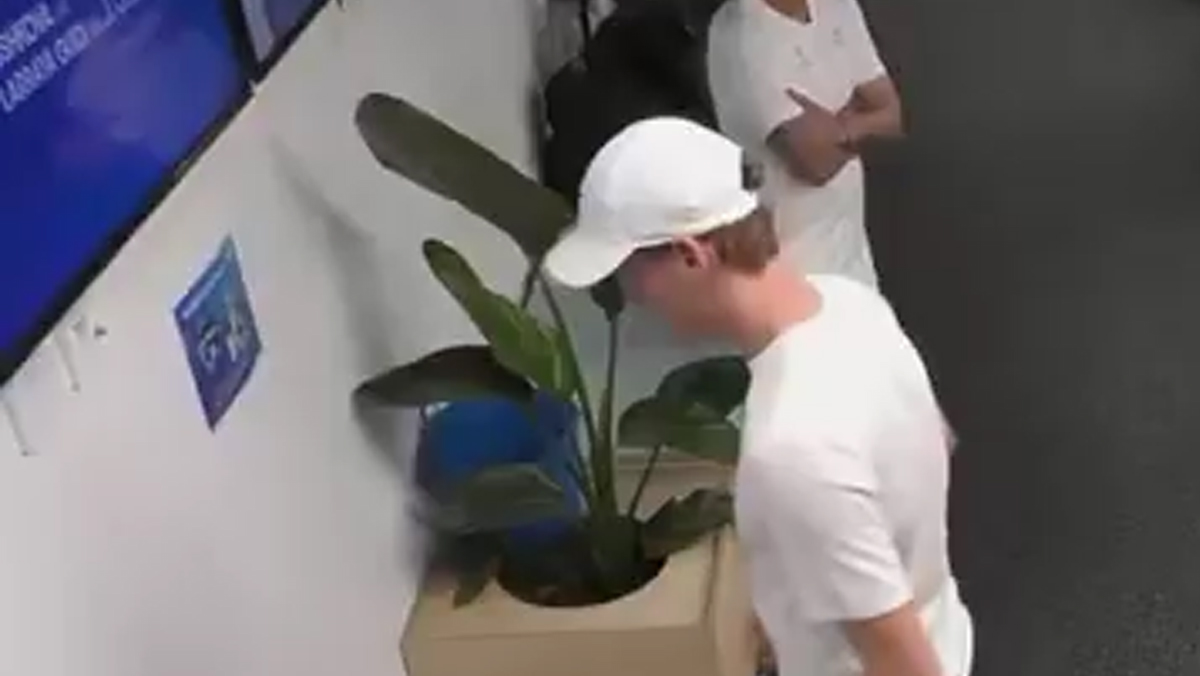 Australian Open, Sinner “litiga” con la tv per seguire Musetti: il video diventa virale sui social Australian Open, Sinner “litiga” con la tv per seguire Musetti: il video diventa virale sui social