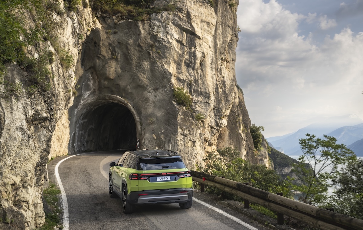 Nuova Compass, debutto italiano tra musica e off-road urbano