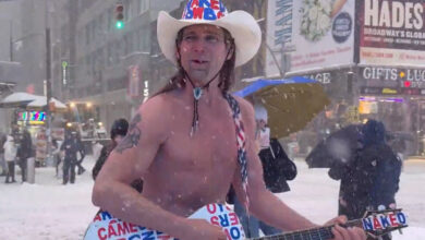 Tempesta di neve a New York, suona la chitarra in mutande a Times Square