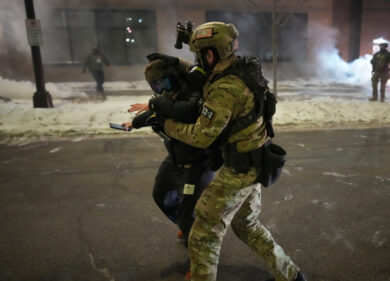 Polizia Ice, Fox News: “Il comandante Bovino rimosso dall’incarico”. La Casa Bianca smentisce: “No, resta”