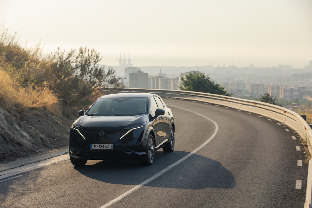 Nissan sperimenta la ricarica solare su Ariya per ridurre le soste plug-in Nissan sperimenta la ricarica solare su Ariya per ridurre le soste plug-in