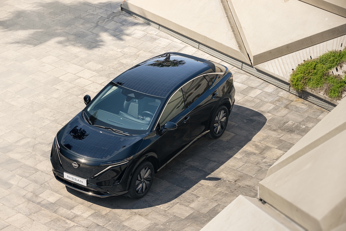 Nissan sperimenta la ricarica solare su Ariya per ridurre le soste plug-in Nissan sperimenta la ricarica solare su Ariya per ridurre le soste plug-in