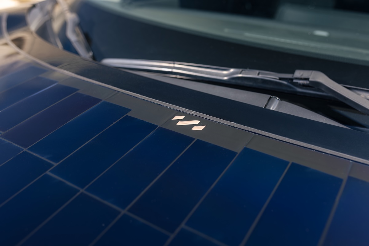 Nissan sperimenta la ricarica solare su Ariya per ridurre le soste plug-in Nissan sperimenta la ricarica solare su Ariya per ridurre le soste plug-in