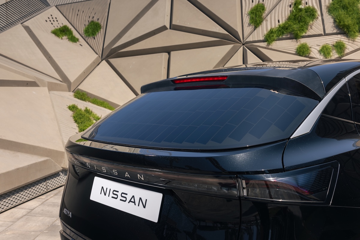 Nissan sperimenta la ricarica solare su Ariya per ridurre le soste plug-in Nissan sperimenta la ricarica solare su Ariya per ridurre le soste plug-in