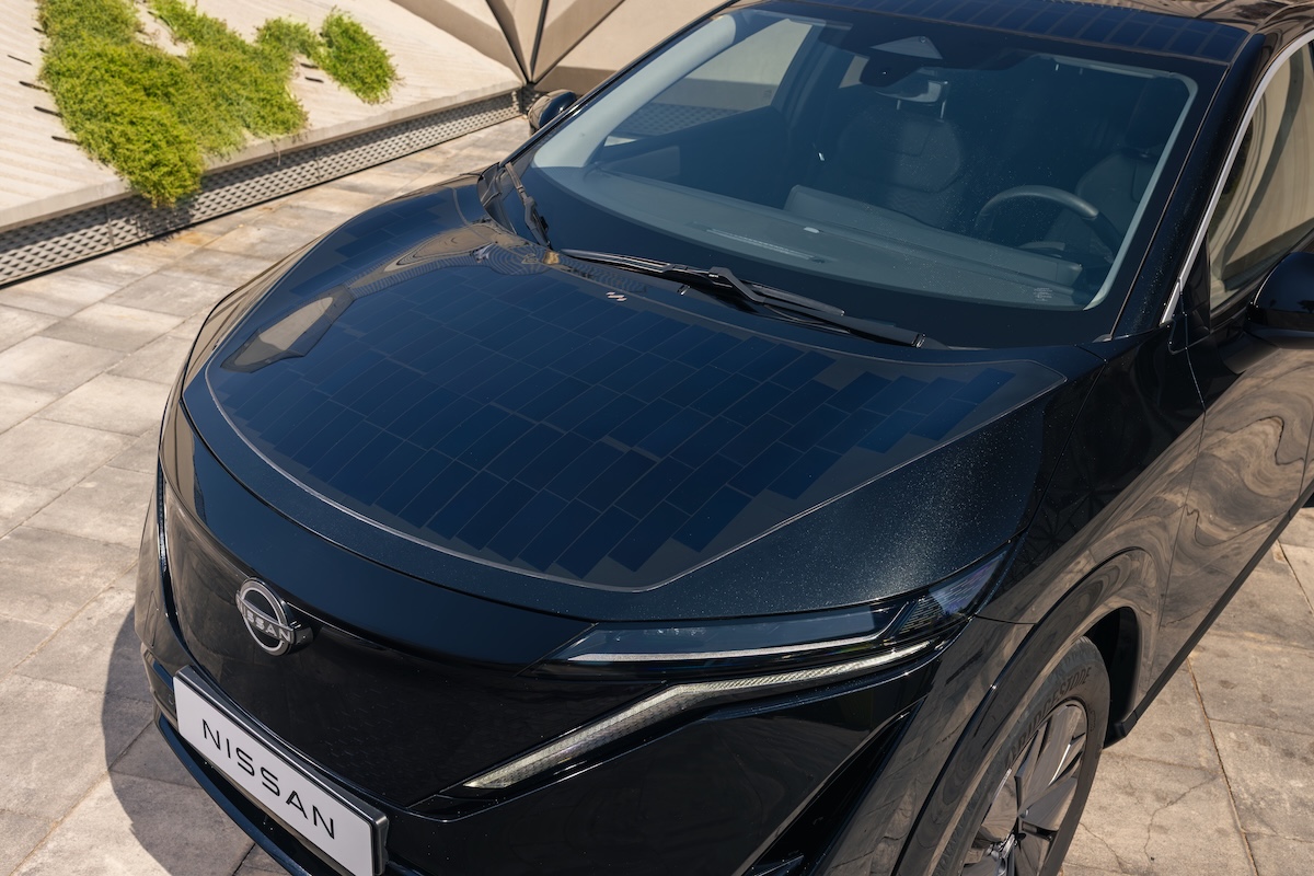 Nissan sperimenta la ricarica solare su Ariya per ridurre le soste plug-in Nissan sperimenta la ricarica solare su Ariya per ridurre le soste plug-in