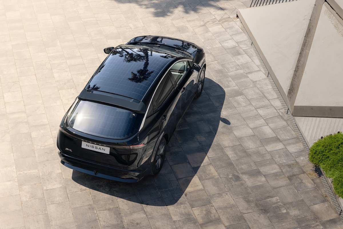 Nissan sperimenta la ricarica solare su Ariya per ridurre le soste plug-in Nissan sperimenta la ricarica solare su Ariya per ridurre le soste plug-in