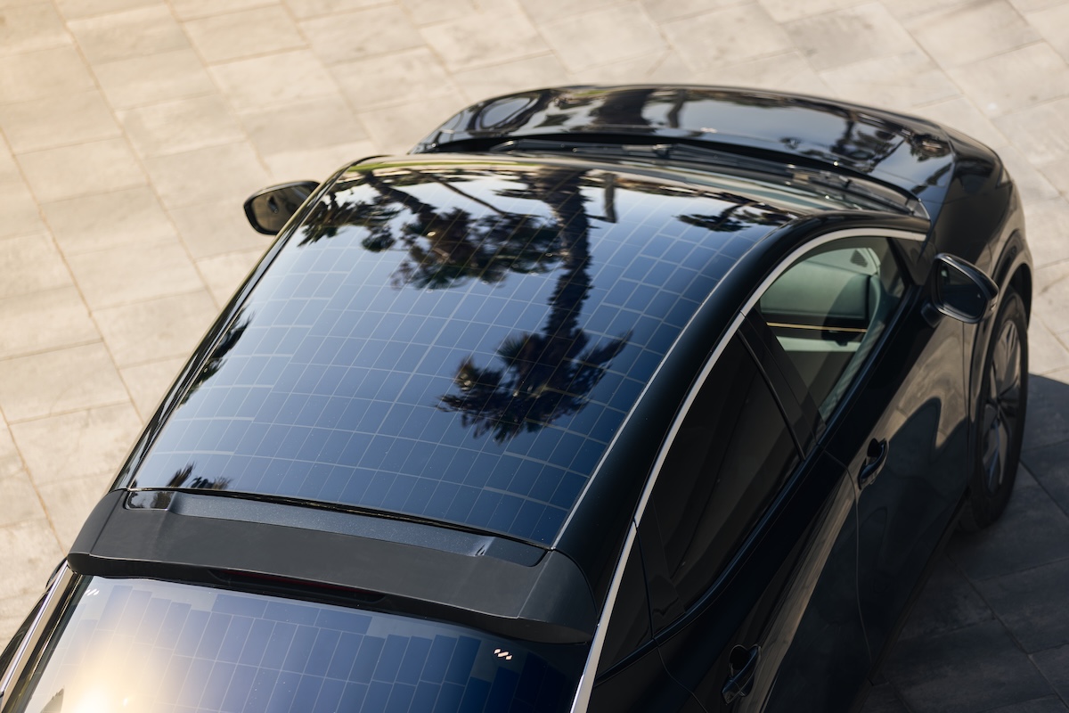 Nissan sperimenta la ricarica solare su Ariya per ridurre le soste plug-in Nissan sperimenta la ricarica solare su Ariya per ridurre le soste plug-in
