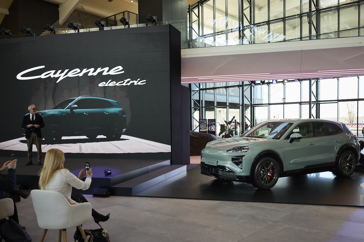 Nel 2025 Porsche supera il mercato: elettrico al 27% e 911 record