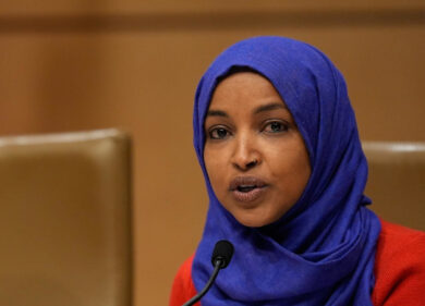 Usa, paura per la dem di origine somala Ilhan Omar “bersaglio” di Trump: spray in faccia durante un comizio