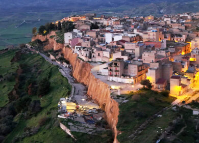 Niscemi, Musumeci: “Tragedia annunciata”. Un errore che si ripete da 236 anni, impossibile edificare in quei luoghi ma…