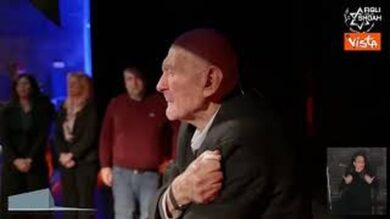 Giorno Memoria, Sami Modiano e il suo abbraccio agli studenti romani sul palco del Teatro Vascello