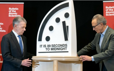 Orologio dell’apocalisse, le lancette tornano a correre: siamo a 85 secondi alla mezzanotte, mai così vicini alla catastrofe