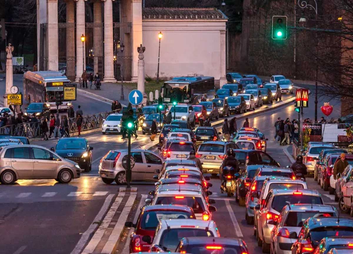 Roma, in arrivo i semafori “smart” che bloccano chi corre: prima sperimentazione sulla Cristoforo Colombo Roma, in arrivo i semafori “smart” che bloccano chi corre: prima sperimentazione sulla Cristoforo Colombo