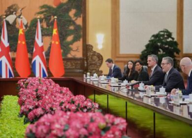 Starmer a Pechino da Xi: “Cina e Regno Unito costruiranno una relazione più sofisticata”. Effetto Trump e turbolenze mondiali