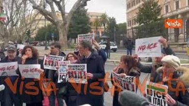 Flash mob +Europa con Magi davanti a Ambasciata Usa a Roma contro presenza Ice a giochi olimpici