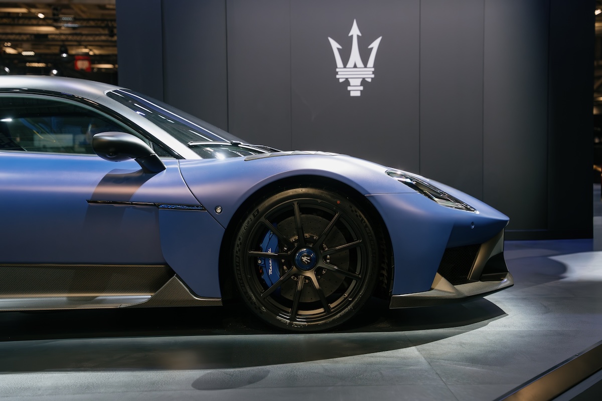 BOTTEGAFUORISERIE accende Parigi: quando le supercar diventano opere su misura