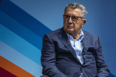 De Benedetti, i figli dell’Ingegnere vendono a raffica quote della loro società. Ecco quanto hanno incassato