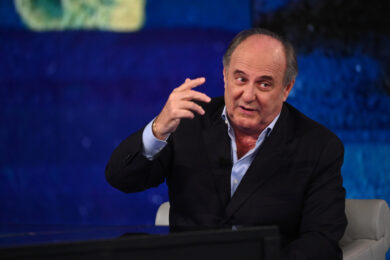 Gerry Scotti contro Corona: “Bugie sulle letterine a distanza di 25 anni. Non sono pupazzi, serve rispetto”