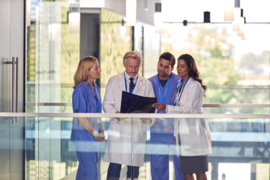 Tempi di attesa infiniti, visite sempre più costose e fuga verso il privato: aumentano gli italiani che si indebitano per curarsi. I numeri choc 