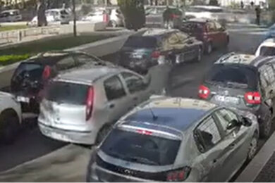 Gli rubano l’auto nuova, lui li insegue a piedi. Follia a Foggia. VIDEO