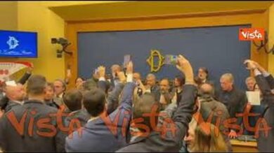 Bella Ciao, opposizioni occupano Sala Stampa a Montecitorio per impedire conferenza su remigrazione