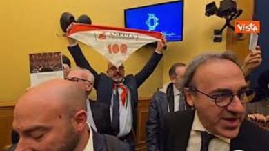 Conferenza su Remigrazione alla Camera, Pd M5s e Avs occupano Sala Stampa e cantano ‘Bella Ciao’