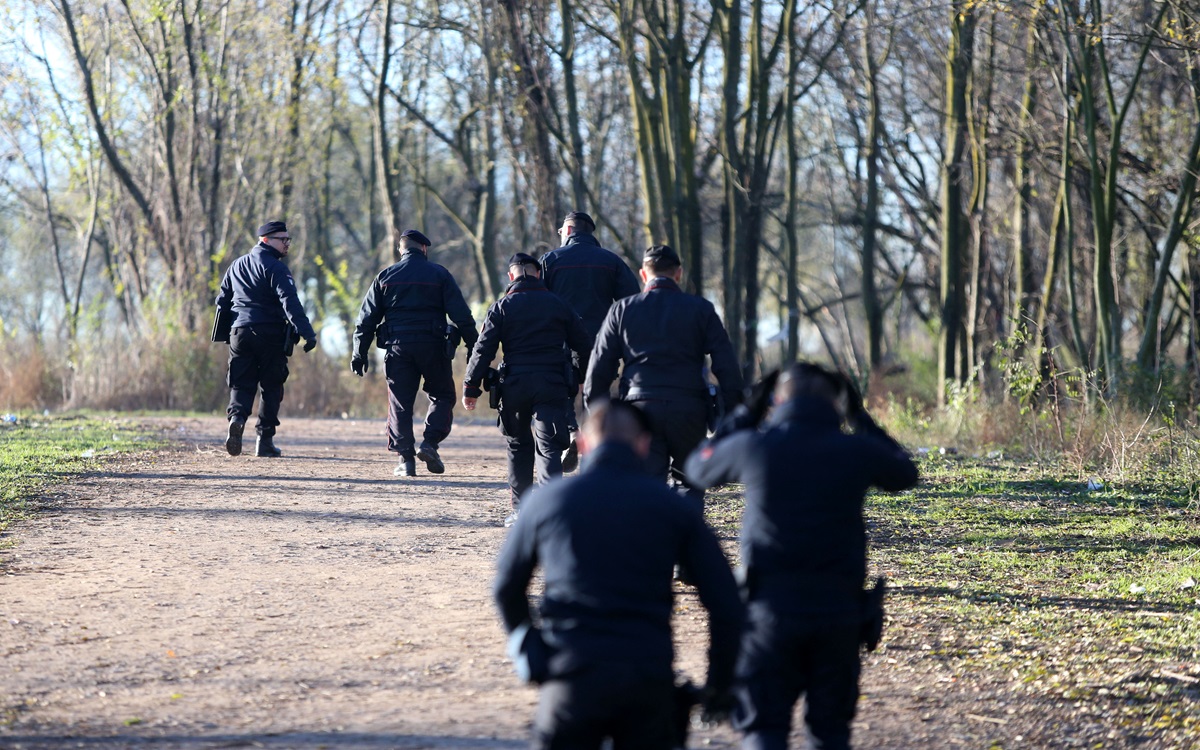 Sparatoria a Rogoredo, il colpo partito da trenta metri: i primi accertamenti confermano la versione dell’agente Sparatoria a Rogoredo, il colpo partito da trenta metri: i primi accertamenti confermano la versione dell’agente