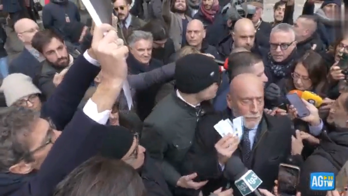 Remigrazione, caos alla Camera: Casapound bloccata, la sinistra occupa la sala. Vannacci accusa: “Oggi è morta la democrazia” Remigrazione, caos alla Camera: Casapound bloccata, la sinistra occupa la sala. Vannacci accusa: “Oggi è morta la democrazia”
