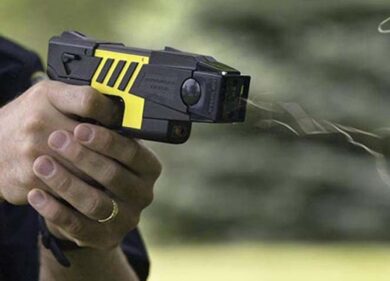 Polizia locale di Milano, via libera ai taser: la Giunta approva la modifica al Regolamento
