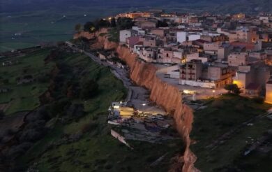 Frana a Niscemi, crolla nel precipizio una palazzina di tre piani: era in bilico da giorni