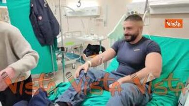 Meloni visita in ospedale il poliziotto aggredito durante il corteo a Torino