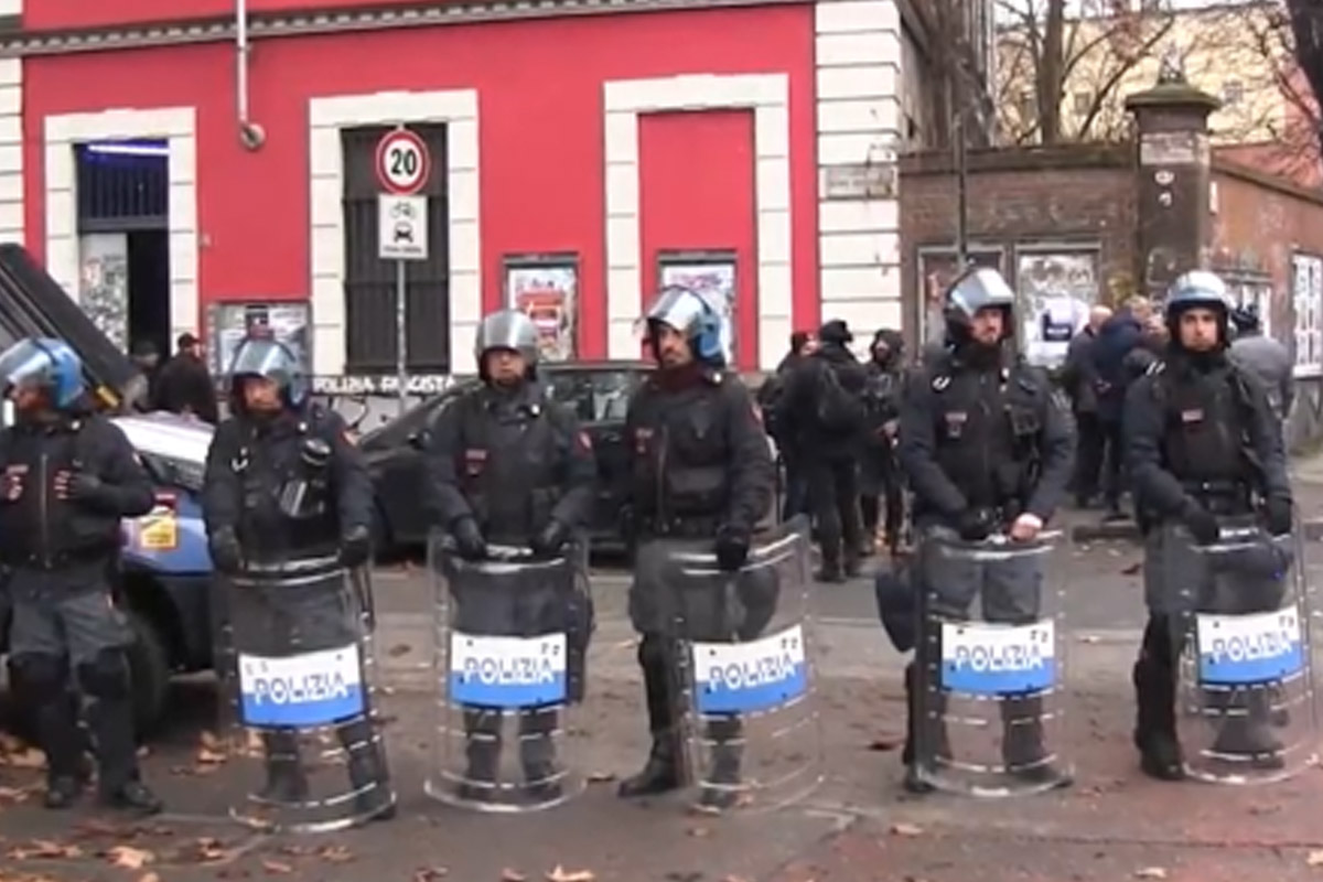 Askatasuna, la storia del centro sociale che ha messo Torino a ferro e fuoco. Occupazioni e scontri con le forze dell’ordine Askatasuna, la storia del centro sociale che ha messo Torino a ferro e fuoco. Occupazioni e scontri con le forze dell’ordine
