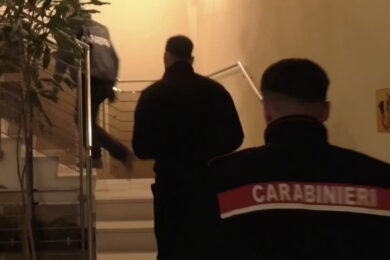 Bimba morta a Tufino nel 2024, arrestati gli zii per omicidio aggravato. Denutrita e maltrattata
