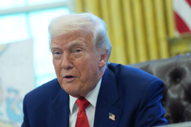 Trump sull’Iran: “Stanno negoziando”. Ma intanto schiera una flotta senza precedenti. Teheran: “Non vogliamo la guerra, chiediamo diplomazia”