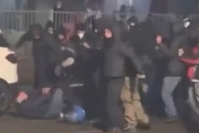 Askatasuna, poliziotto preso a calci e pugni. Poi a martellate dai giovani (teppisti) dei centri sociali. Video choc (ATTENZIONE, IMMAGINI MOLTO FORTI)