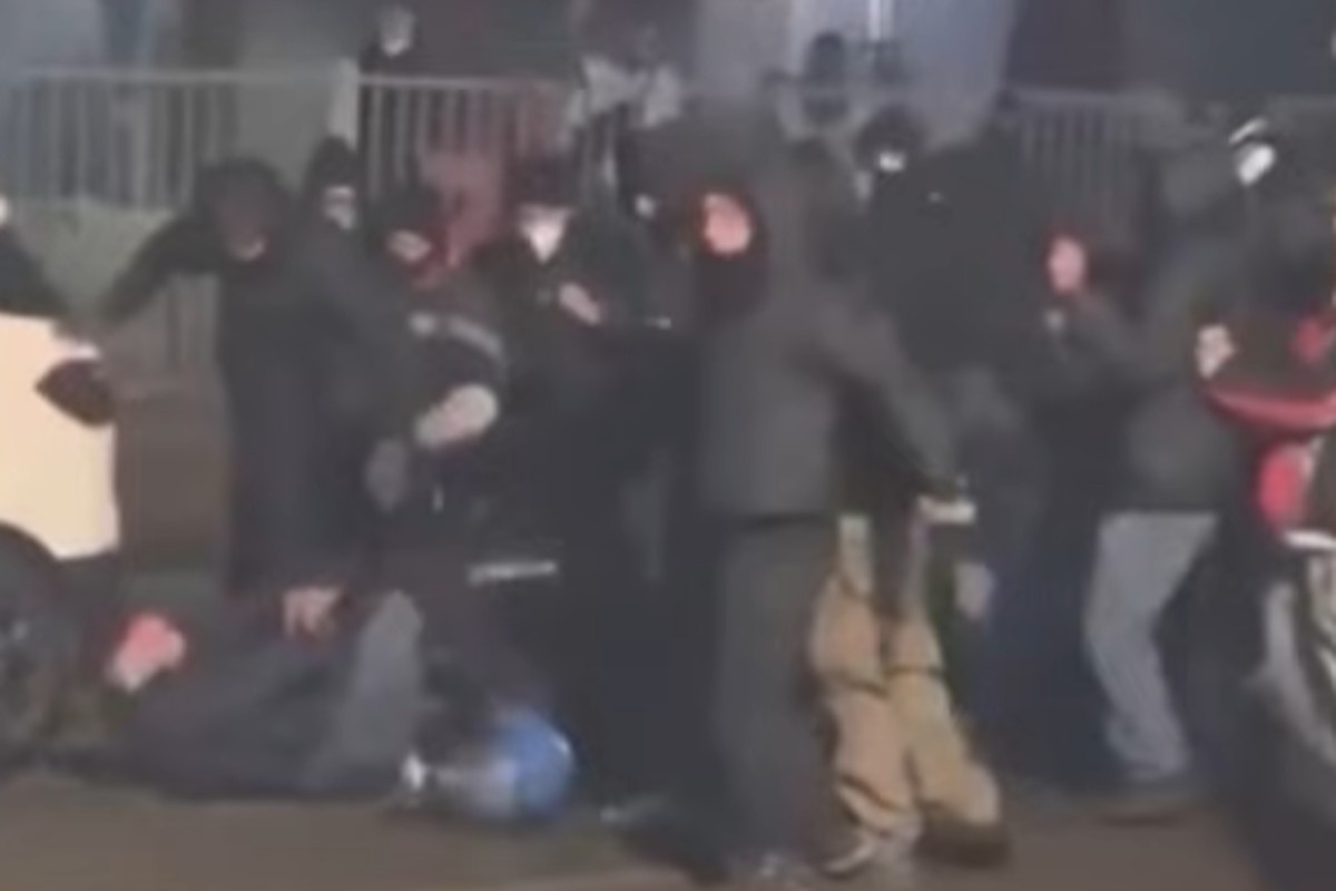 Askatasuna, poliziotto preso a calci e pugni. Poi a martellate dai giovani (teppisti) dei centri sociali. Video choc (ATTENZIONE, IMMAGINI MOLTO FORTI) Askatasuna, poliziotto preso a calci e pugni. Poi a martellate dai giovani (teppisti) dei centri sociali. Video choc (ATTENZIONE, IMMAGINI MOLTO FORTI)