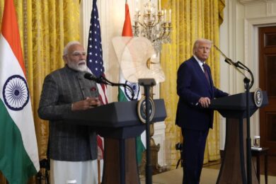Usa-India, Trump trova l’accordo: dazi ridotti e Modi non comprerà più petrolio russo. Mosca: “Non si esclude il conflitto mondiale”